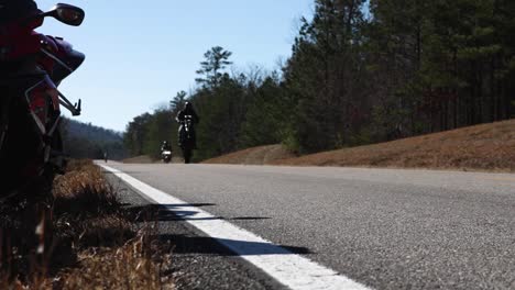 motocicletas haciendo caballitos en un camino rural