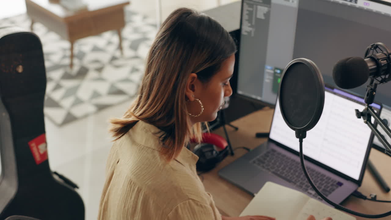 radio, cantante y micrófono con mujer en el estudio