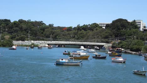 Puente-Camburi,-A-Praia-Do-Canto,-En-Vitoria,-ES,-Brasil,-Y-Barcos-De-Madera-En-La-Bahía