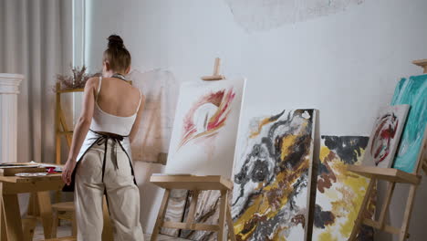 mujer haciendo una pintura en el interior