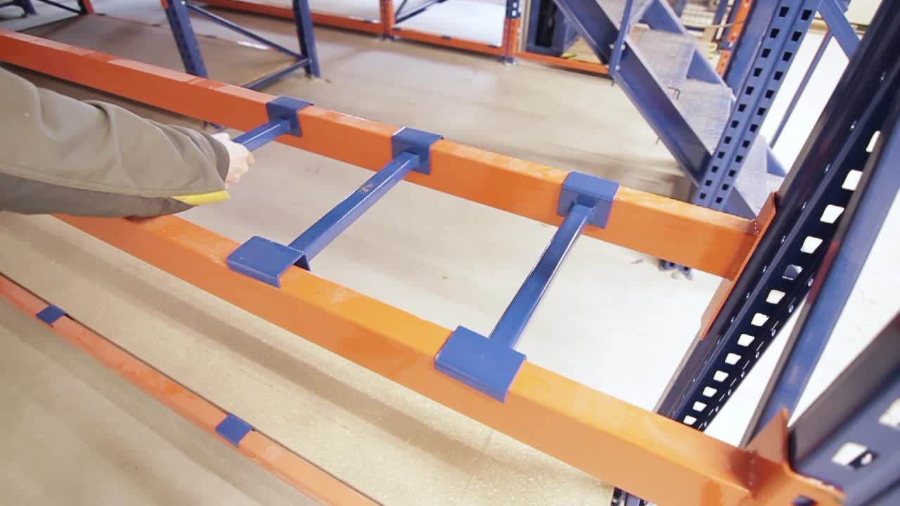 작업자가 랙의 일부를 삽입합니다.