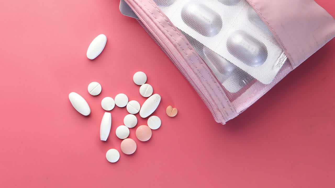 분홍색 의약품 가방에 여러 가지 약이 들어있습니다.