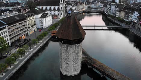 Imágenes-Aéreas-Con-Vista-Giratoria-Del-Puente-Kappelbrücke-En-Lucerna,-Suiza-Al-Atardecer