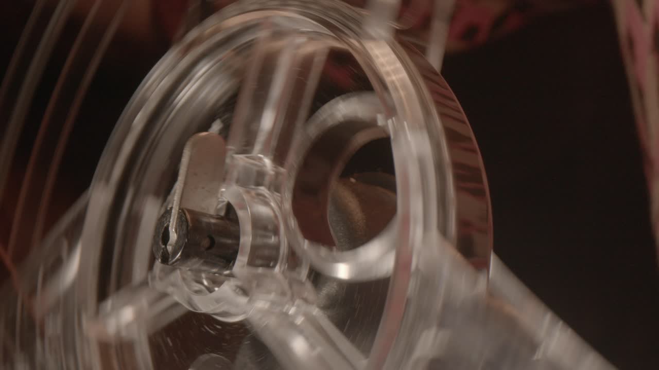 프로젝터의 8mm 스풀이 휘어지고 회전됩니다.