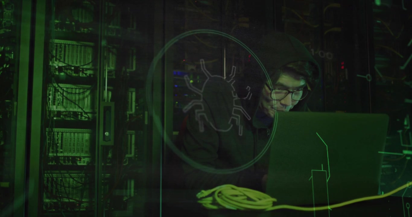 Professionista IT collega un cavo ed esegue una scansione per rilevare minacce informatiche in una sala server.