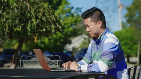 Hombre-Trabajando-En-La-Computadora-Portátil-Al-Aire-Libre