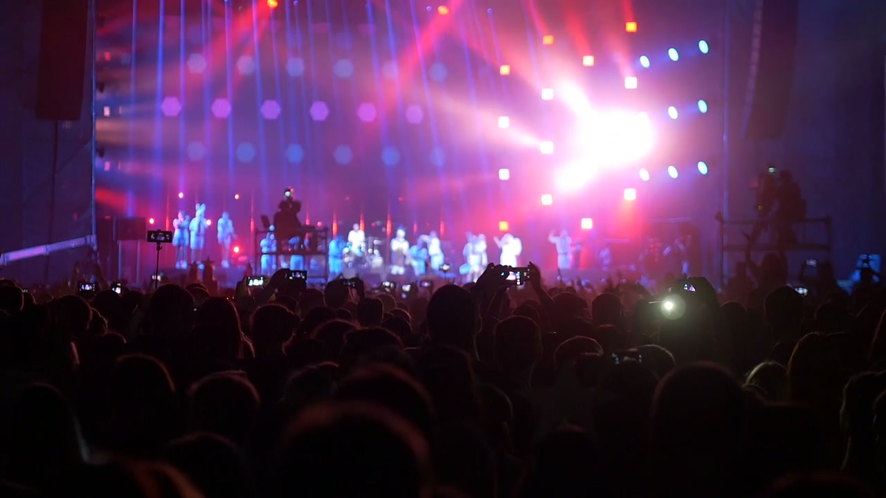 Multidão Energética Registra Performance de Música ao Vivo com Luzes de Palco Brilhantes