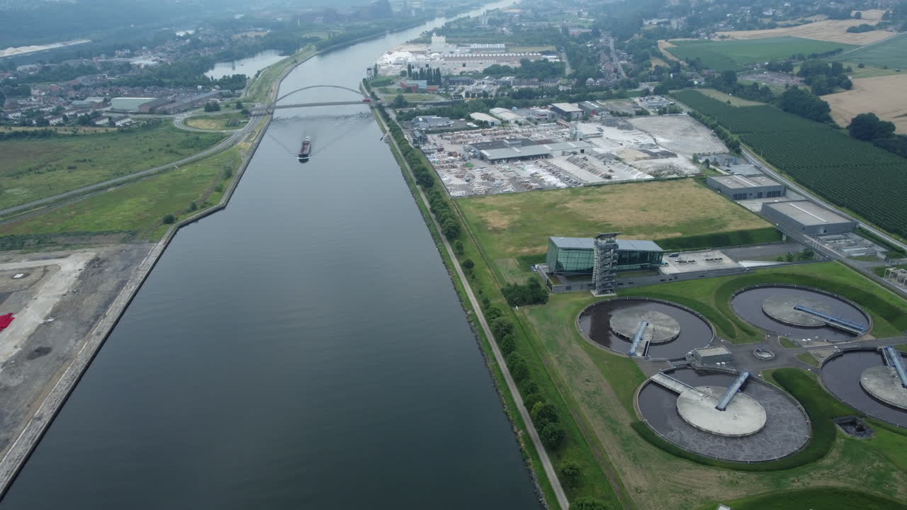운하, 산업 구역, 수처리 공장 공중 사진