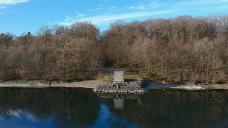 hermoso paisaje reflejado en un lago