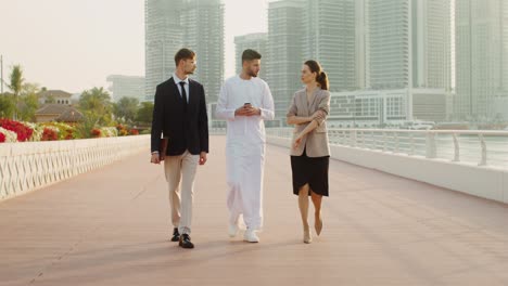 profesionales de negocios caminando en dubai