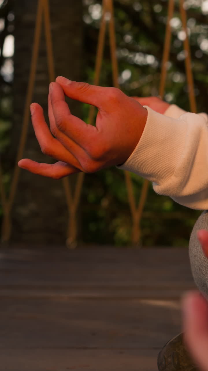 요가의 참석자들은 마음의 깊이를 탐구합니다. 부부는 더 깊은 연결을 촉진하는 변형적인 정신 운동에 몰두합니다. 치료 연습.