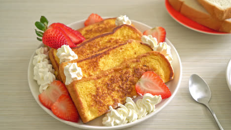 tostadas francesas caseras con fresas frescas y nata montada