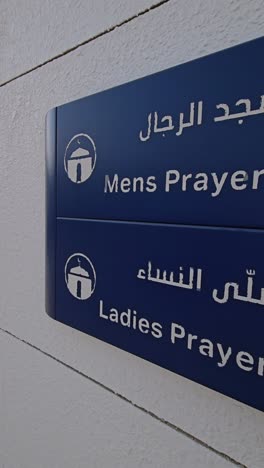 Schilder-Für-Den-Gebetsraum-Für-Männer-Und-Frauen-Außerhalb-Des-Rastplatzes-Einer-Tankstelle-In-Den-Vereinigten-Arabischen-Emiraten