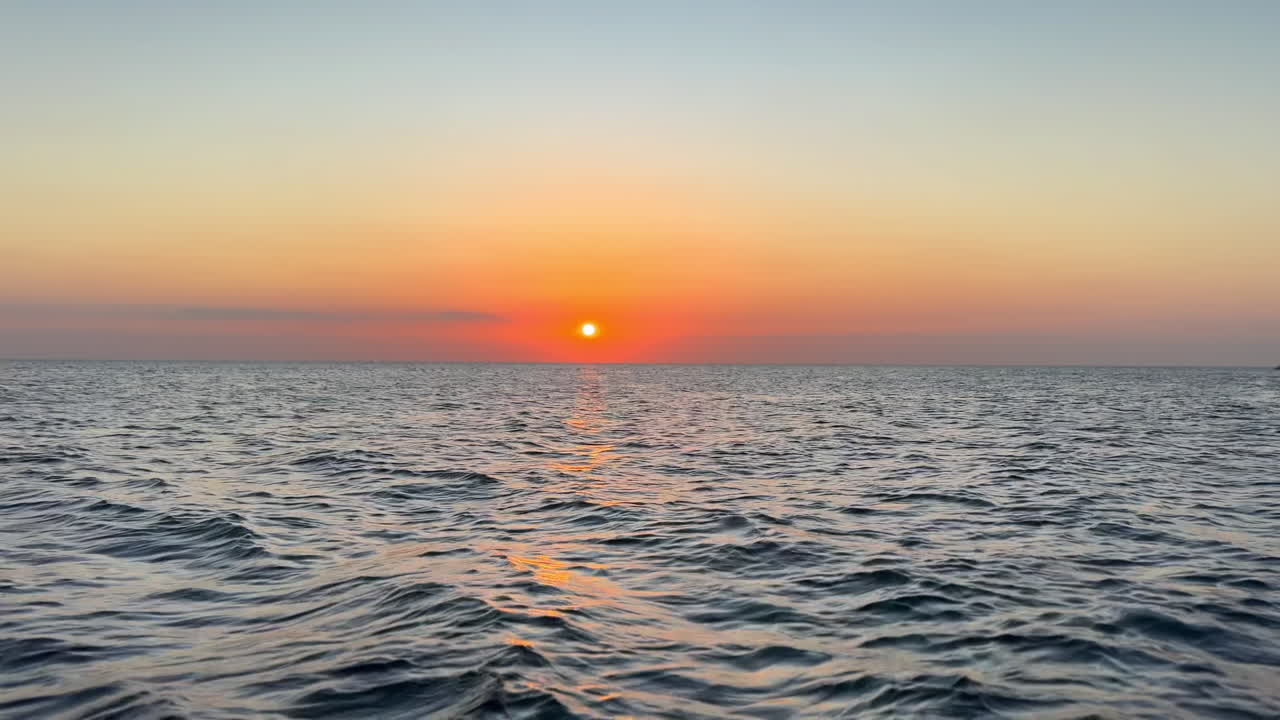 puesta de sol sobre el mar