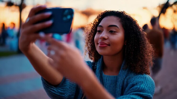 Ung kvinde tager en selfie i byen