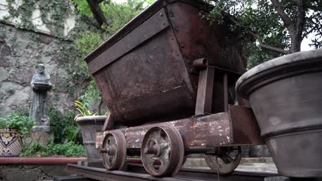 antiguo vagón ferroviario en medio del jardín