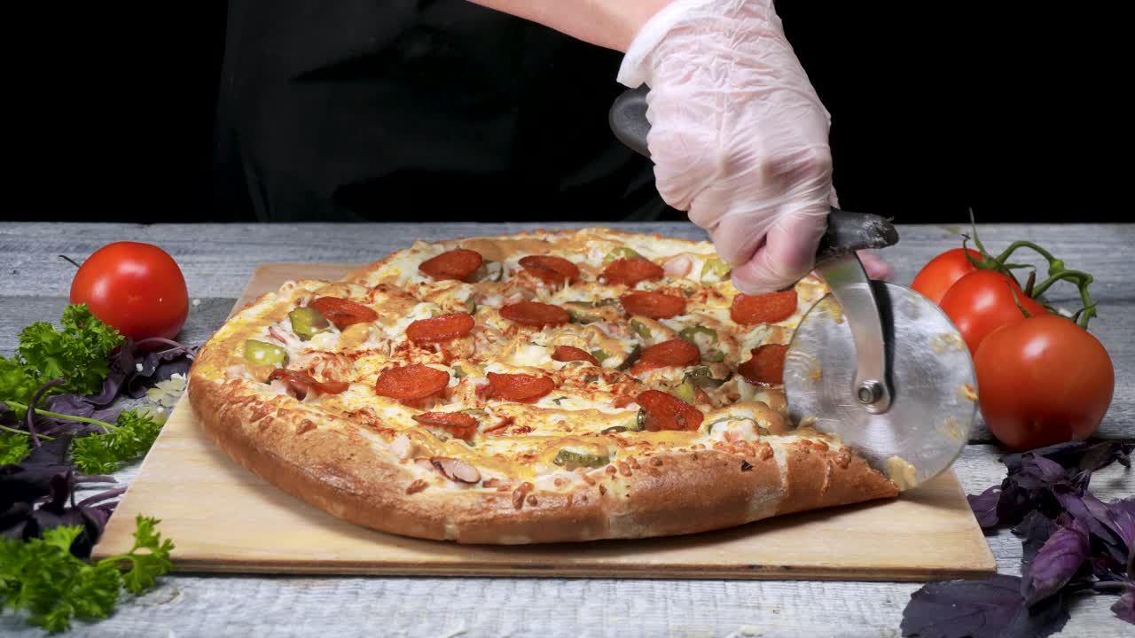 셰프가 큰 피자를 잘라내고 있다