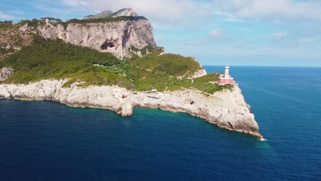 Antenne---Drohnenschwenk-Um-Den-Leuchtturm-Von-Punta-Carena,-Capri,-Italien