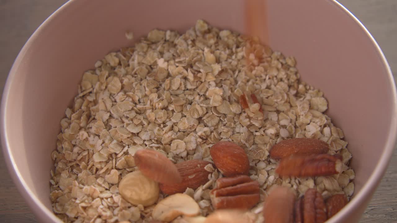 tazón de mezcla de cereales frescos con varios frutos secos