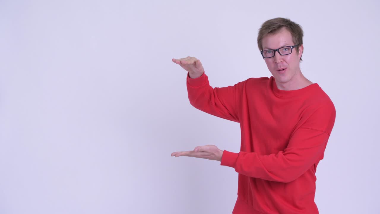 fotografía de estudio de un joven guapo