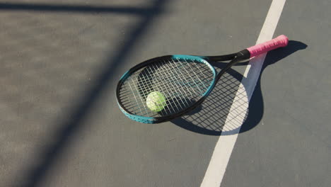 Video-Von-Tennisball-Und-Schläger,-Die-Auf-Dem-Tennisplatz-Liegen