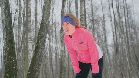 Eine-Junge-Frau,-Die-Morgens-Im-Winterwald-Joggte,-War-Müde-Und-Blieb-Stehen,-Um-Zu-Atem-Zu-Kommen.-Er-Kam-Wieder-Zu-Kräften,-überwand-Die-Müdigkeit-Und-Lief-Weiter.-Ausdauer-Und-Überwindung-Von-Schwächen.-Vorstoßen