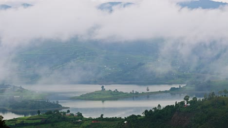 Comunidad-Agrícola-En-Pequeñas-Propiedades-Alrededor-Del-Lago,-Paisaje-Fértil