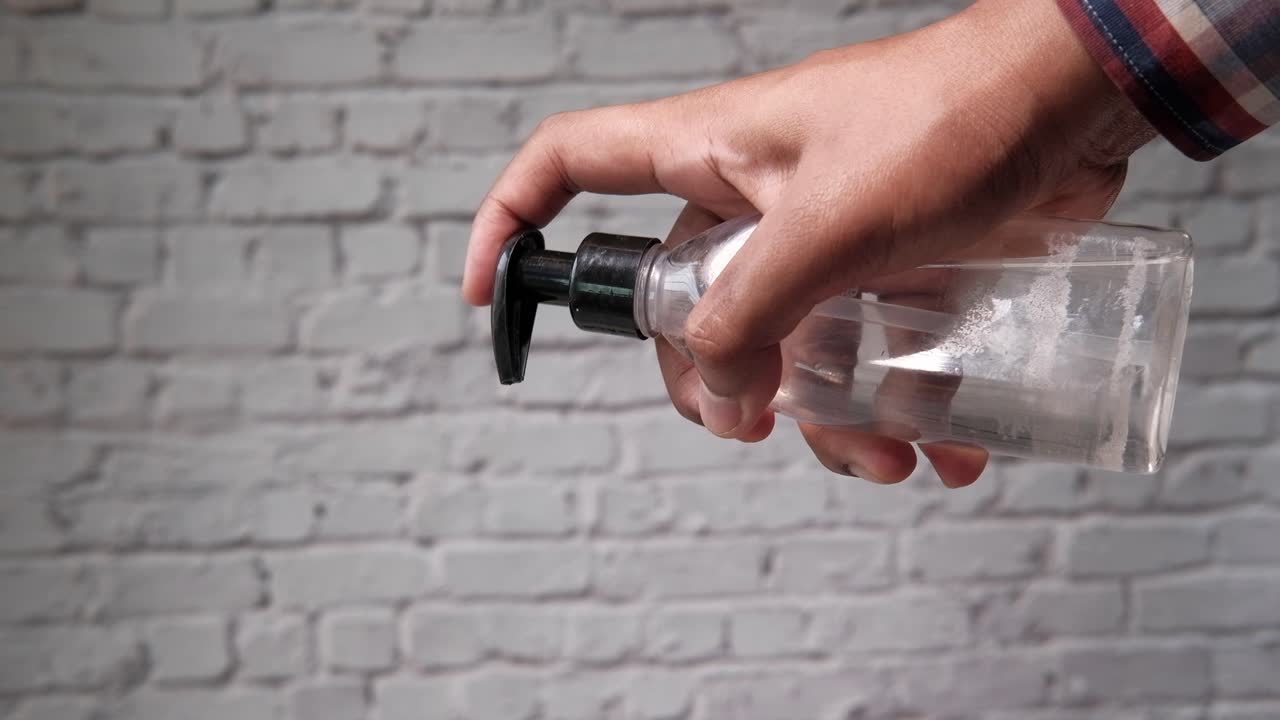 aplicación de desinfectante para las manos