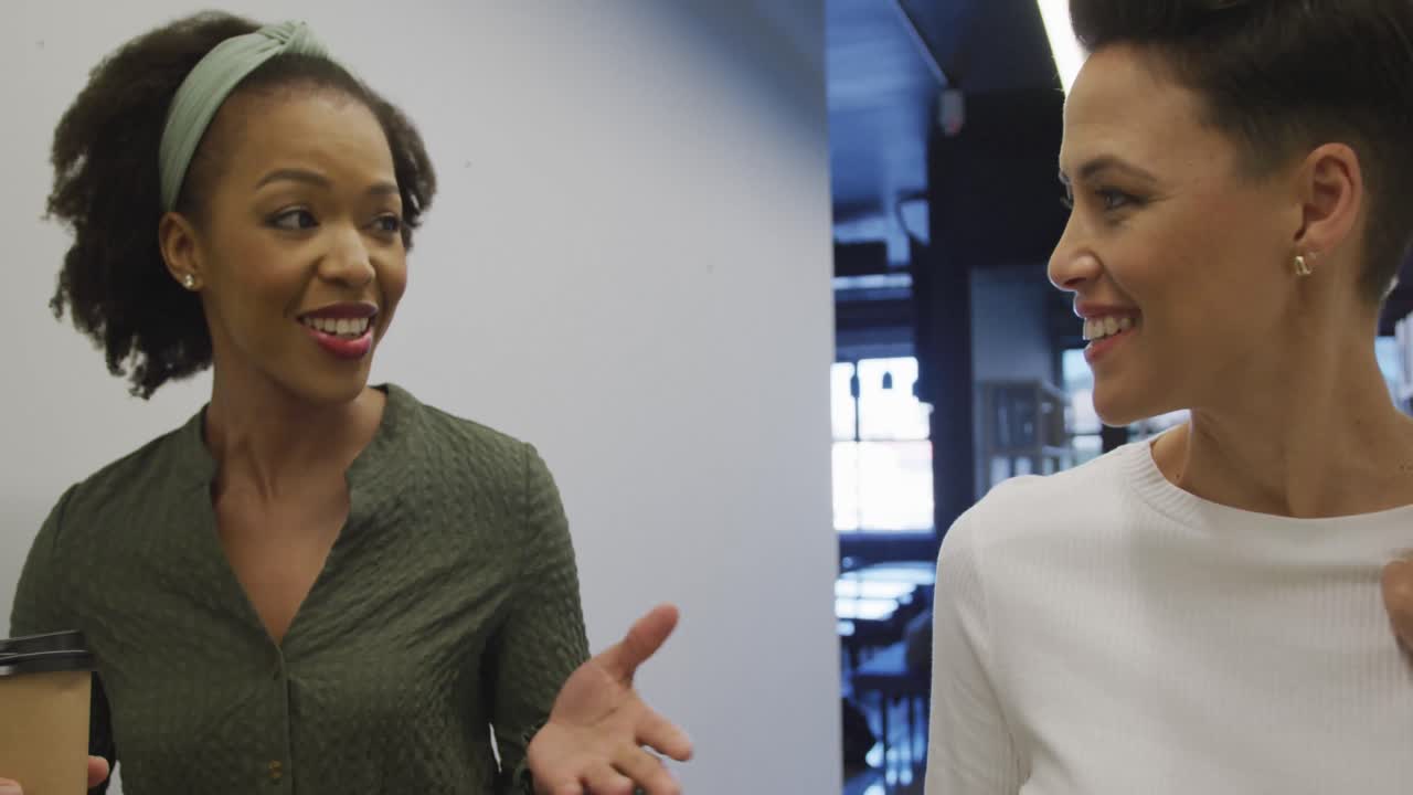 personas de negocios felices y diversas discutiendo el trabajo y caminando en la oficina