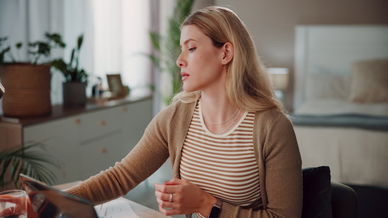 책상 에서 일 하는 동안 눈방울 을 복용 하는 여자