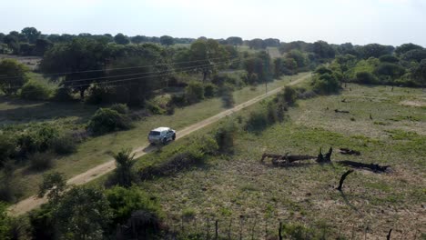 Safarifahrzeug-Im-Gelände-In-Der-Savanne