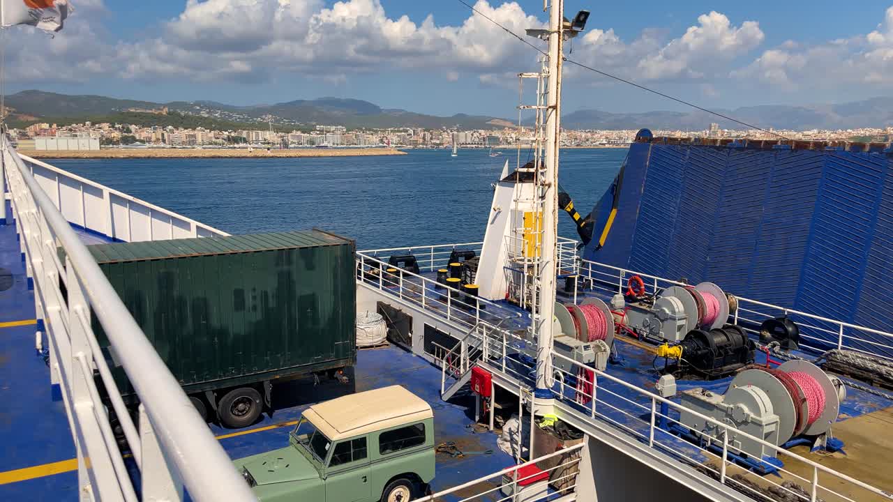 바르셀로나에서 자동차와 승객 발레아레스 제도 마요르카의 페리 보트 수송 배의 꼬리의 항구 클로즈업에서 출발