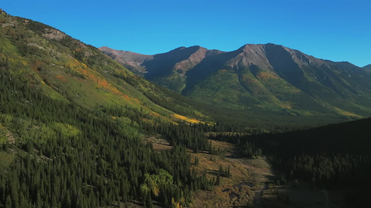Vista Aerea di Montagne Maestose e Foreste Lussureggianti in Autunno