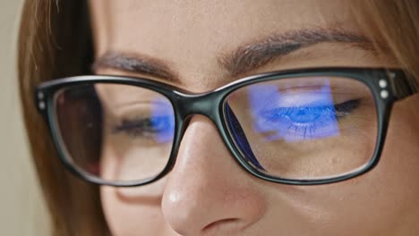 woman eyes with glasses