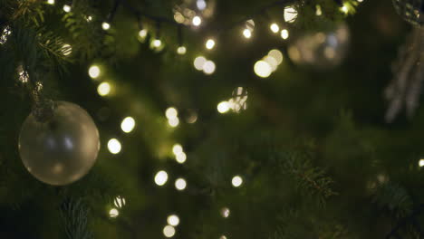 bokeh de luces de navidad y árbol de navidad