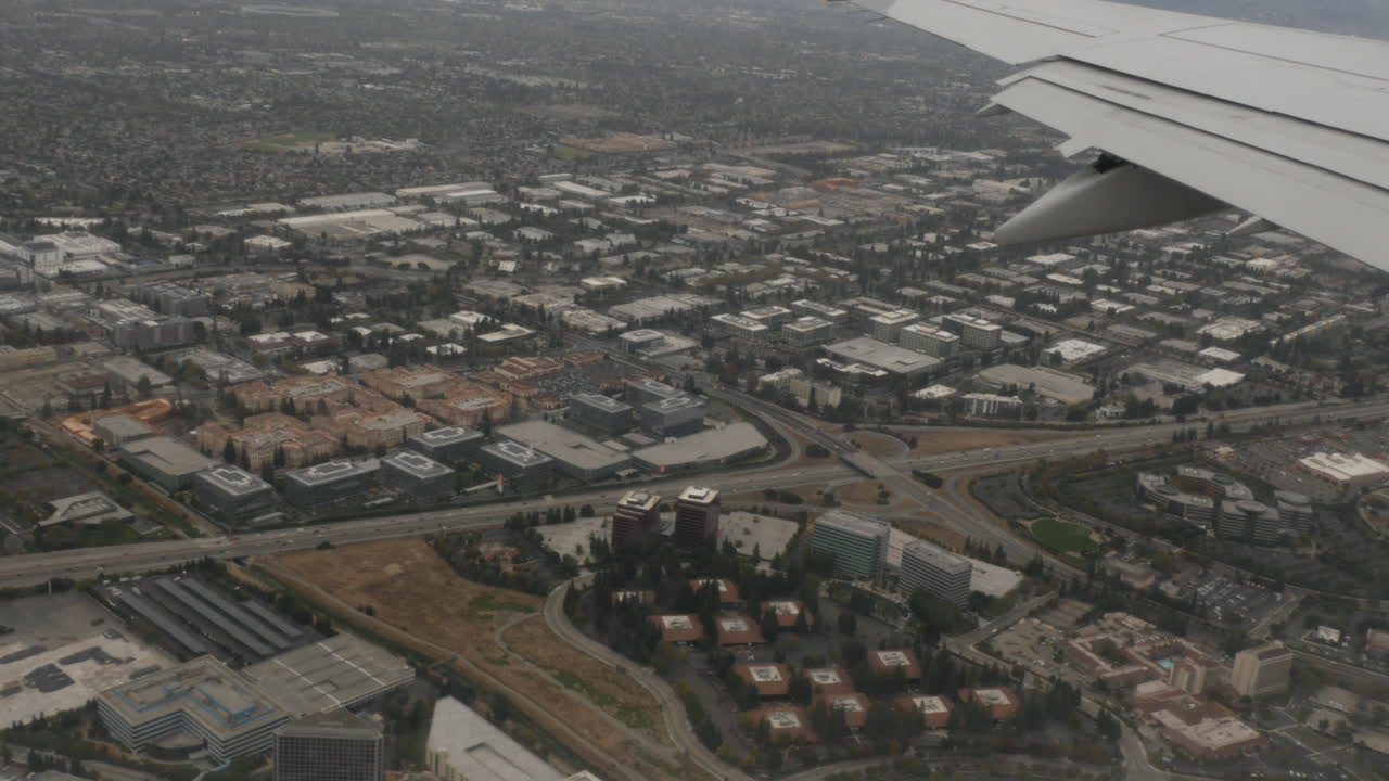 vista aérea de los suburbios de san josé desde la ventana del avión 4k