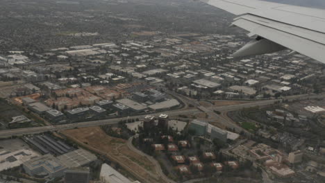vista aérea de los suburbios de san josé desde la ventana del avión 4k