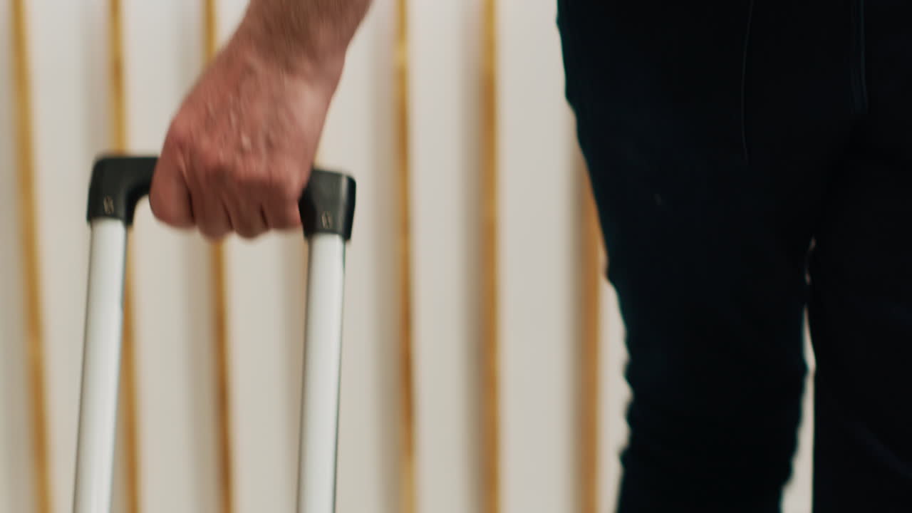 은퇴한 남자가 일상적인 체크인 작업을 합니다.