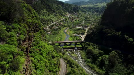 Vista-Aérea-De-La-Carretera-Escénica-En-Las-Montañas-De-Madeira-En-Un-Día-Soleado