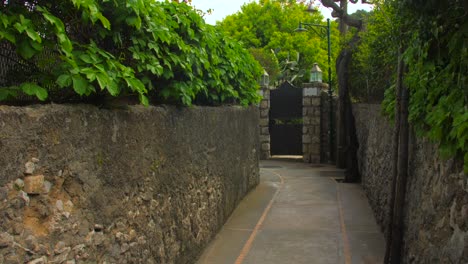 Shot-of-typical-narrow-street-on-the-Capri-island,-Italy-at-daytime