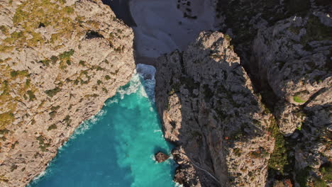 vue aérienne de la plage de sa calobra avec le torrent de pareis sur des falaises rocheuses imposantes à majorque, en espagne