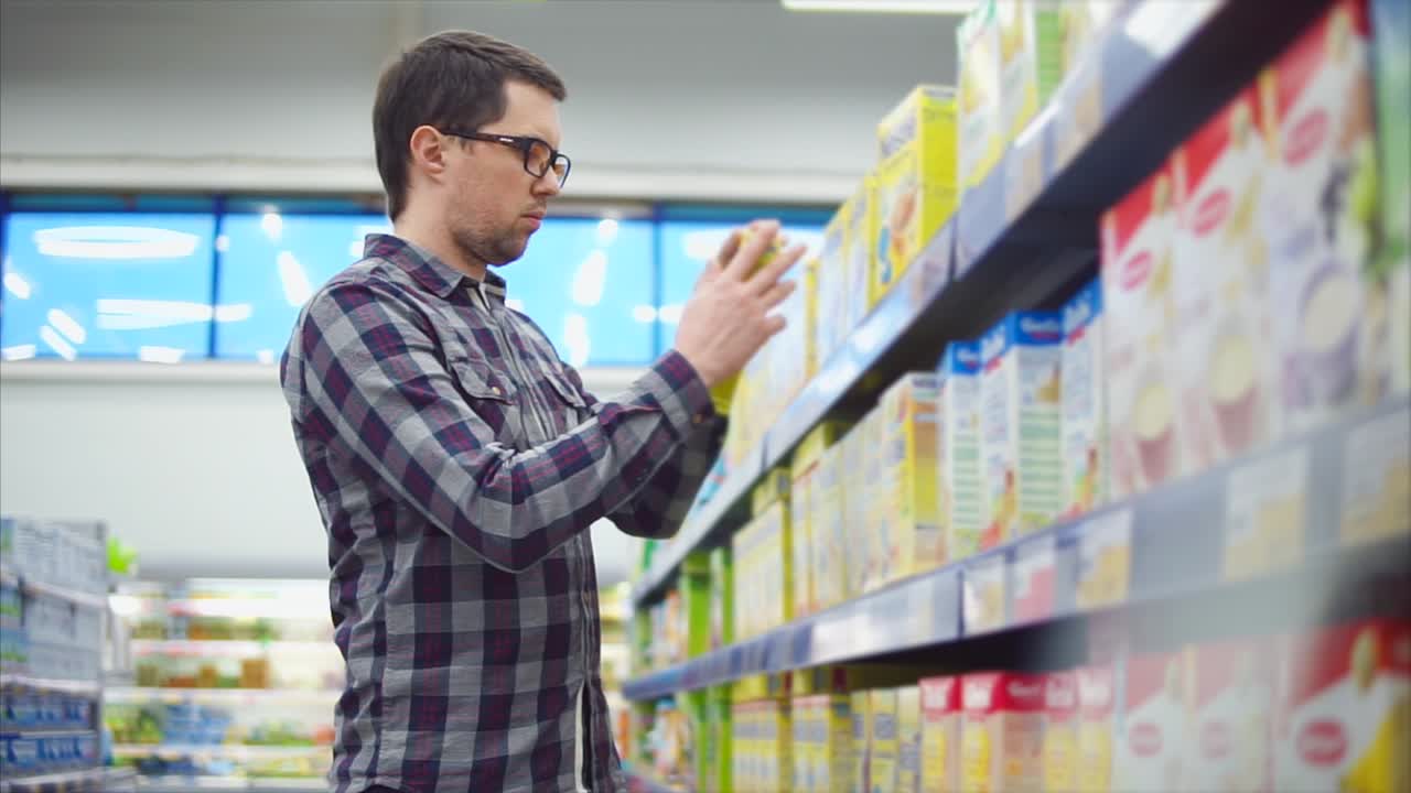 hombre comprando cereales en un supermercado