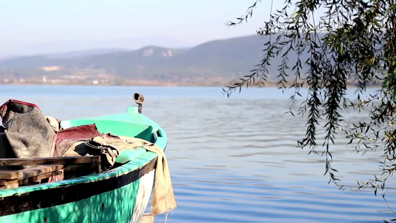 barco anclado en la orilla del lago 1