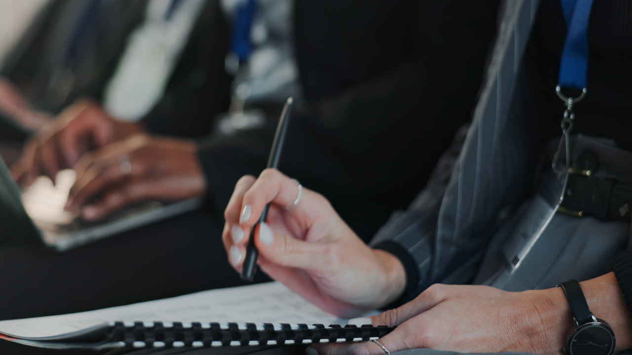 컨퍼런스에 참석하는 사람들