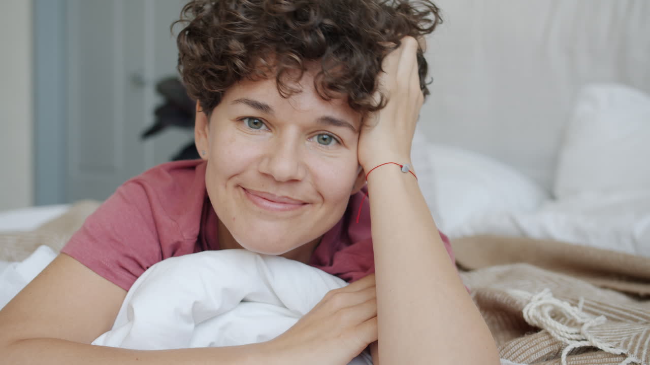 mujer relajándose en la cama