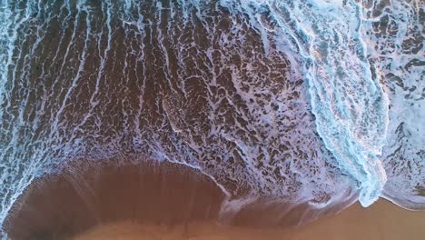 Meereswellen-Gleiten-Auf-Dem-Sandstrand-Von-Oben