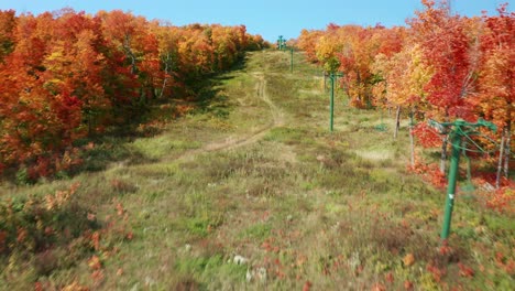 Luftüberführung,-Skipiste,-Mountainbike-Strecke-Im-Herbst,-Die-Ein-Bewaldetes-Tal-Freigibt