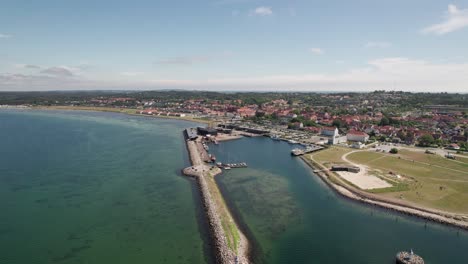 Küstenstadt-Und-Idyllischer-Yachthafen-Aus-Der-Vogelperspektive---Kameraaufnahme