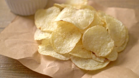 potato chips with sour cream dipping sauce