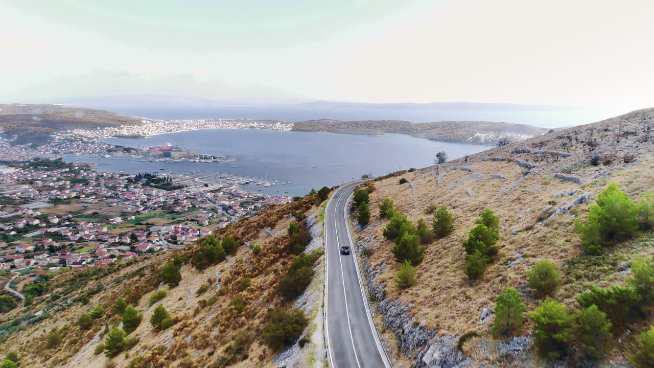 Kasaba ve Koy Manzaralı Virajlı Sahil Yolunda Seyreden Arabanın Havadan Görünümü